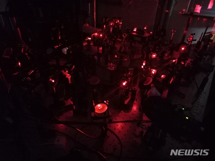 [서울=뉴시스]빛과 물질의 상호작용을 정량화해 보다 더 깊은 곳까지 관찰 가능한 고심도 3차원 시분해 홀로그램 현미경. (사진= 가톨릭중앙의료원 제공) 2022.08.30