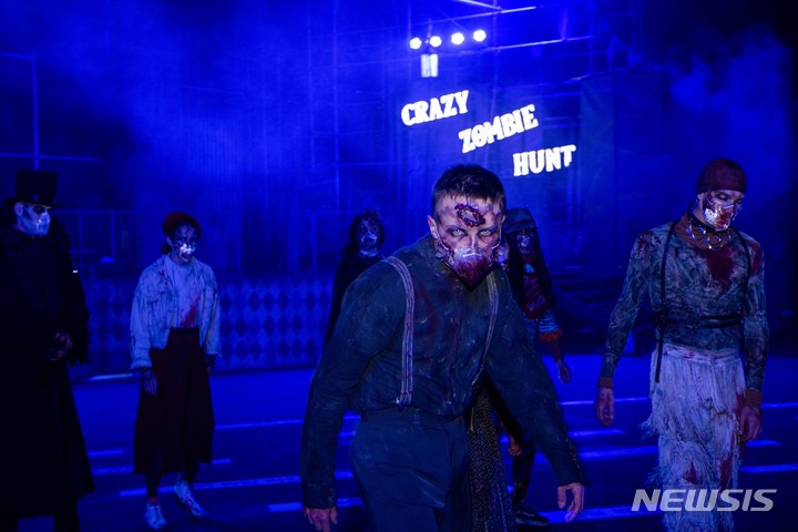 [용인=뉴시스]에버랜드 할로윈 축제 '크레이지 좀비헌트'