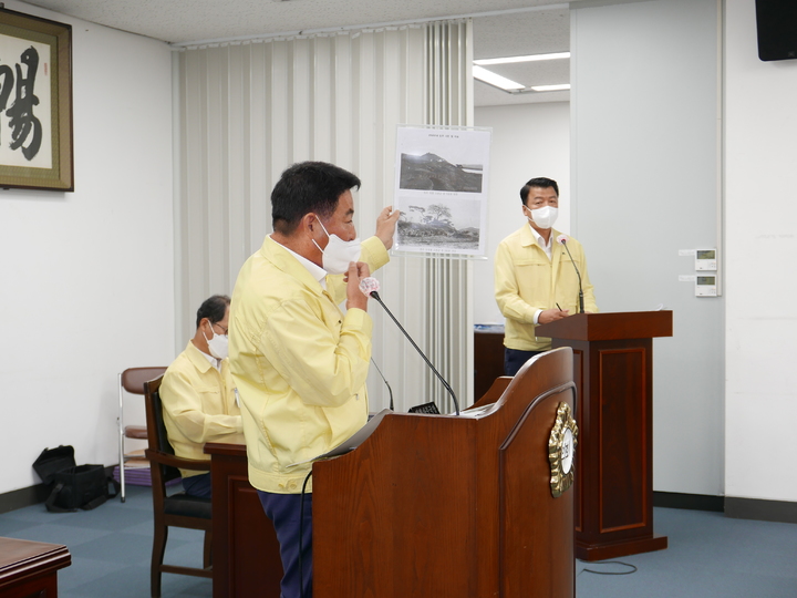 [진주=뉴시스]진주시의회 서정인 의원이 일하는 단체 등록을 앞두고 의원을 대상으로 제안설명을 하는 모습. *재판매 및 DB 금지