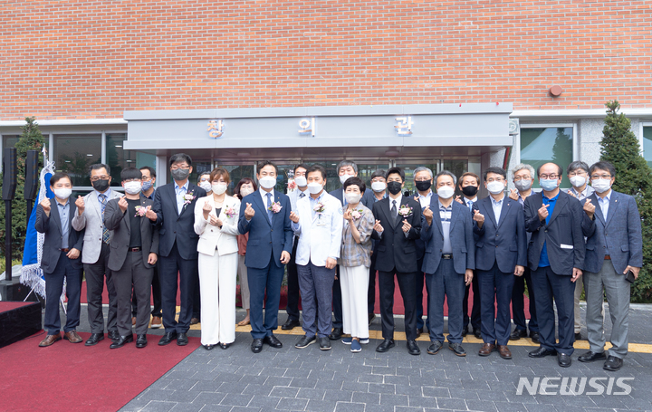 [전주=뉴시스]윤난슬 기자 = 전북대학교는 2020년 임대형 민자사업(BTL)을 통해 첫 삽을 떴던 생활관이 '창의관'이라는 이름으로 완공돼 30일 개관식을 했다고 밝혔다.2022.08.30.(사진=전북대 제공)