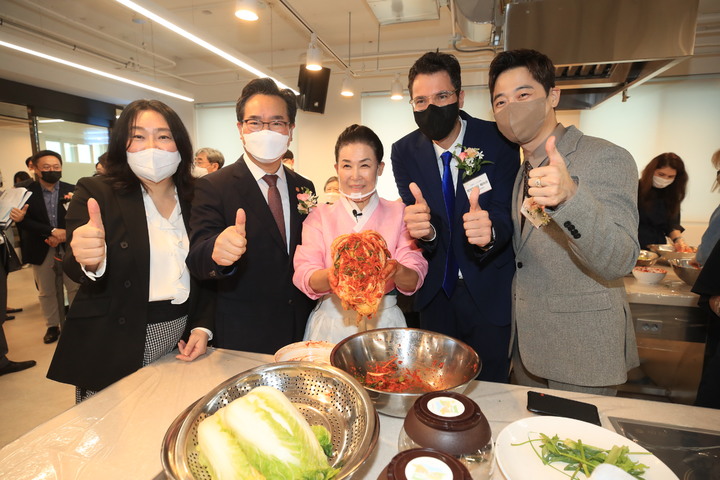 [세종=뉴시스] 정황식 농림축산식품부 장관이 30일 서울 종로구 북촌에 문을 연 한식문화공간 개관 행사에 참석했다. (사진=농식품부 제공) *재판매 및 DB 금지