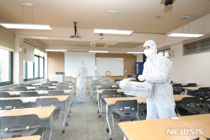 [전주=뉴시스]윤난슬 기자 = 전북대학교는 오는 9월 1일 개강을 앞두고 코로나19 재유행에 따른 안전한 학습 환경 조성을 위해 방역에 만전을 기하고 있다.(사진=전북대 제공)