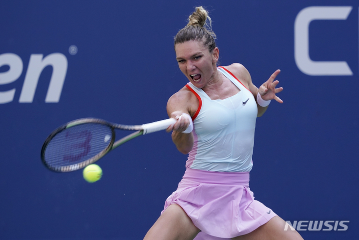 [뉴욕=AP/뉴시스] 시모나 할렙(7위·루마니아)이 29일(현지시간) 미국 뉴욕 빌리진 킹 국립테니스에서 열린 여자프로테니스(WTA) 투어 US오픈 1회전에서 다리아 스니구르(124위·우크라이나)와 경기를 펼치고 있다. 2022.08.30.
