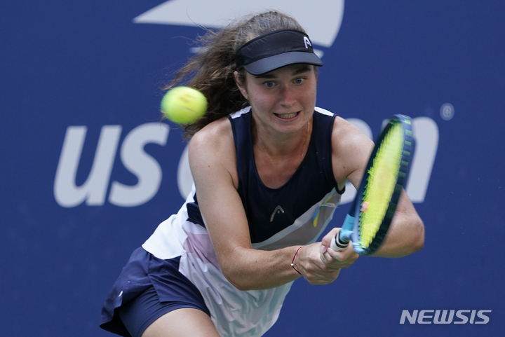 [뉴욕=AP/뉴시스] 다리아 스니구르(124위·우크라이나가 29일(현지시간) 미국 뉴욕의 빌리진 킹 국립테니스센터에서 열린 여자프로테니스(WTA) 투어 US오픈 1회전에서 시모나 할렙(7위·루마니아)과 경기를 펼치고 있다. 스니구르는 할렙을 세트 스코어 2-1(6-2 0-3 6-4)로 꺾는 대이변을 연출했다. 2022.08.30.