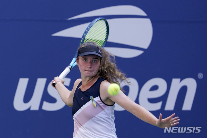 [뉴욕=AP/뉴시스] 다리아 스니구르(124위·우크라이나가 29일(현지시간) 미국 뉴욕의 빌리진 킹 국립테니스센터에서 열린 여자프로테니스(WTA) 투어 US오픈 1회전에서 시모나 할렙(7위·루마니아)과 경기를 펼치고 있다. 스니구르는 할렙을 세트 스코어 2-1(6-2 0-3 6-4)로 꺾는 대이변을 연출했다. 2022.08.30.