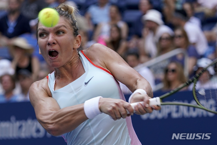 [뉴욕=AP/뉴시스] 시모나 할렙(7위·루마니아)이 29일(현지시간) 미국 뉴욕 빌리진 킹 국립테니스에서 열린 여자프로테니스(WTA) 투어 US오픈 1회전에서 다리아 스니구르(124위·우크라이나)와 경기를 펼치고 있다. 2022.08.30.