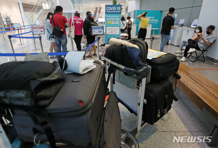 [인천공항=뉴시스] 조성우 기자 = 30일 오전 인천국제공항 제2여객터미널 코로나19 검사센터에서 해외 입국자들이 검사를 받기 위해 대기하고 있다. 정부는 해외에서 국내로 입국 전 실시하는 코로나19 검사 폐지 여부를 오는 31일 발표할 전망이다. 2022.08.30. xconfind@newsis.com