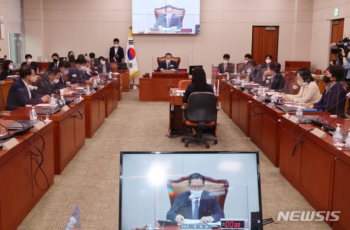 [서울=뉴시스] 김선웅 기자 = 정성호 국회 형사사법체계개혁특별위원회(사개특위) 위원장이 지난 8월30일 서울 여의도 국회에서 열린 위원회 첫 전체회의를 주재하고 있다. (공동취재사진) 2022.08.30. photo@newsis.com