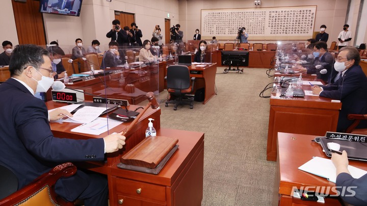 [서울=뉴시스] 김선웅 기자 = 정성호 국회 형사사법체계개혁특별위원회(사개특위) 위원장이 30일 서울 여의도 국회에서 열린 위원회 첫 전체회의를 주재하고 있다. (공동취재사진) 2022.08.30. photo@newsis.com