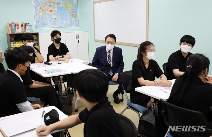 [서울=뉴시스] 윤석열 대통령이 지난해 8월30일 서울 구로구 가족센터를 방문해 대안교육 위탁교육기관인 움틈학교에서 수업 설명을 듣고 있다. (대통령실통신사진기자단) 2023.02.12. photo@newsis.com