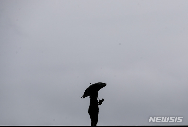 [서울=뉴시스] 정병혁 기자 = 비가 내린 지난달 30일 오전 서울 용산구 국립중앙박물관에서 우산을 쓴 시민이 이동하고 있다. 2022.08.30. jhope@newsis.com