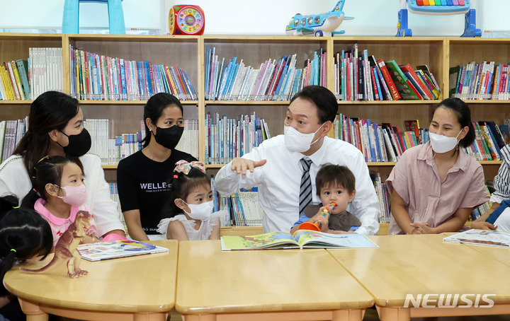 [서울=뉴시스] 전신 기자 = 윤석열 대통령이 30일 서울 구로구 가족센터를 방문해 공동육아나눔터에서 공동 육아에 대한 설명을 들은 후 아이들과 함께 그림동화책을 보며 대화하고 있다. (대통령실통신사진기자단) 2022.08.30. photo1006@newsis.com