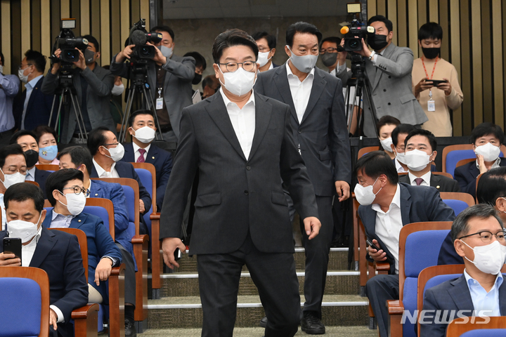 [서울=뉴시스] 전진환 기자 = 권성동 국민의힘 원내대표가 30일 오전 서울 여의도 국회에서 열린 의원총회에 참석하기 위해 회의실로 들어오고 있다.  (공동취재사진) 2022.08.30. photo@newsis.com