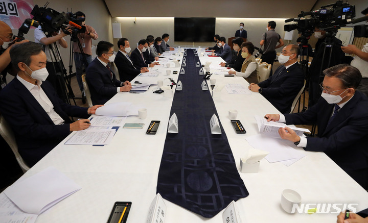 [서울=뉴시스] 배훈식 기자 = 장상윤 교육부 차관이 30일 오전 서울 종로구 정부서울청사에서 열린 지방대발전특별협의회 제1차 회의를 주재하고 있다. 2022.08.30. dahora83@newsis.com