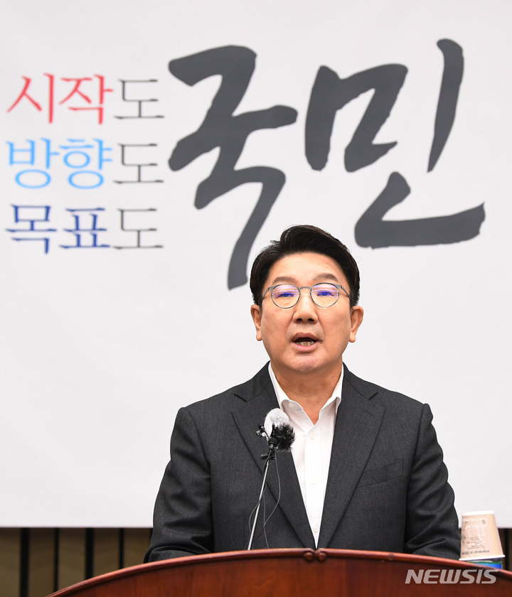 [서울=뉴시스] 전진환 기자 = 권성동 국민의힘 원내대표가 30일 오전 서울 여의도 국회에서 열린 의원총회에서 발언하고 있다.  (공동취재사진) 2022.08.30. photo@newsis.com