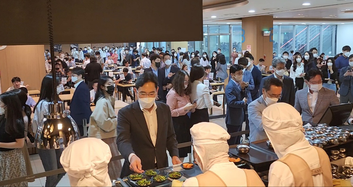 [서울=뉴시스] 이재용 삼성전자 부회장이 30일 서울 송파구 신천동 삼성SDS 잠실캠퍼스를 방문해 구내식당을 이용하고 있다. (사진=삼성SDS 제공) 2022.08.30. photo@newsis.com *재판매 및 DB 금지