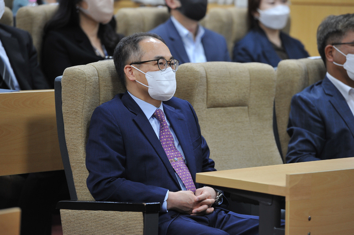 [서울=뉴시스] 이원석 검찰총장 후보자가 지난 8월30일 서울 서초구 대검찰청에서 열린 '소년의 특성을 고려한 선도방안 모색'을 위한 특별강연회에 참석해 송화숙 전 서울소년원장의 강연을 듣고 있다. (사진=대검찰청 제공) 2022.08.30. photo@newsis.com *재판매 및 DB 금지