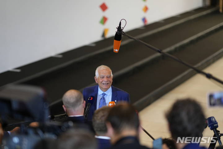 [프라하(체코)=AP/뉴시스]호세프 보렐 유럽연합(EU) 외교안보정책 대표가 2022년 8월 30일 프라하 EU 국방장관 회의 주재를 위해 프라하 의회센터에 도착해 기자회견을 하고 있다. 유럽연합은 3월 25일부터 유럽방위군 11개국 군대의 합동 훈련을 헝가리에서 실시한다.&nbsp; 헝가리 국방부는 유럽군의 강화를 위해 헌신하기 위한 것이라고 밝혔다. 2025. 03. 26.&nbsp;&nbsp; 