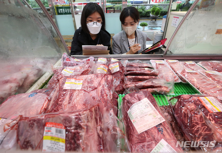 [수원=뉴시스] 김종택기자 = 경기도 수원시 팔달구 못골시장에서 국립농산물품질관리원 경기지원 수원사무소 관계자들이 원산지 위반행위에 대한 일제 점검을 하고 있다. 2022.08.30. jtk@newsis.com