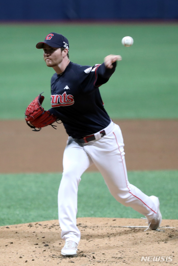 [서울=뉴시스] 김금보 기자 = 30일 서울 고척스카이돔에서 열린 롯데 자이언츠 대 키움 히어로즈 경기, 롯데 선발 반즈가 공을 던지고 있다. 2022.08.30. kgb@newsis.com