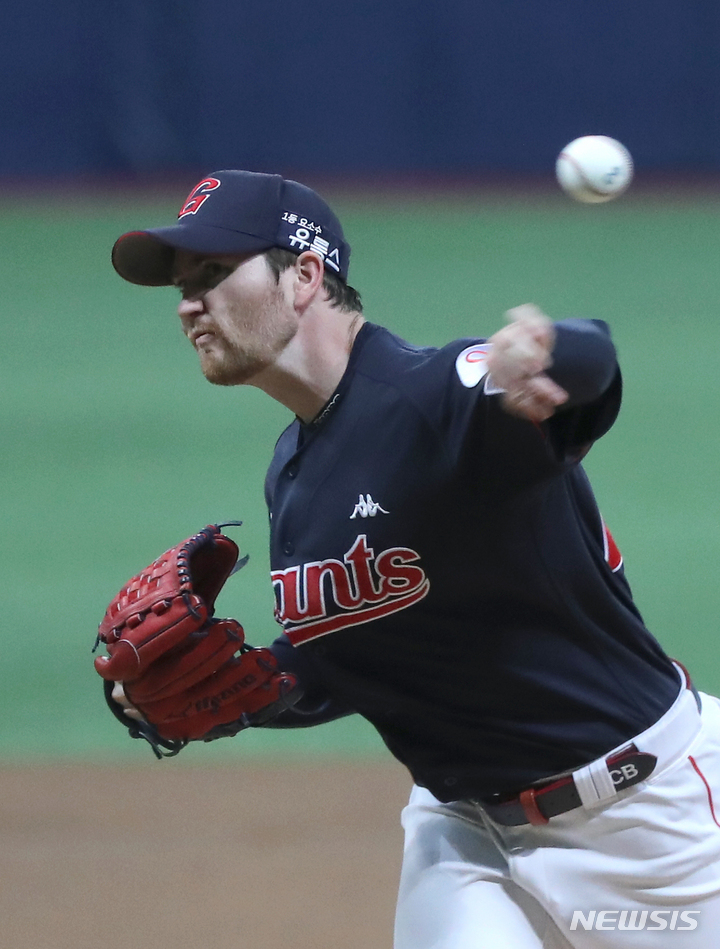 [서울=뉴시스] 김금보 기자 = 30일 서울 고척스카이돔에서 열린 롯데 자이언츠 대 키움 히어로즈 경기, 롯데 선발 반즈가 공을 던지고 있다. 2022.08.30. kgb@newsis.com