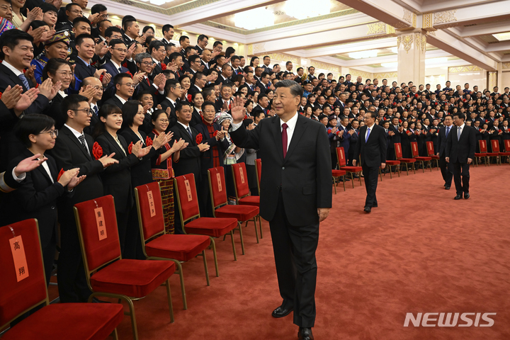 [베이징=AP/뉴시스]시진핑(習近平) 중국 국가주석(앞)과 리커창(李克强) 중국 총리가 30일 베이징 인민대회당에서 열린 국가 수상식에서 모범 공무원 대표들을 만나고 있다. 시진핑 주석에게 3번째 5년 임기를 부여할 것으로 예상되는 집권 공산당의 제20차 전국대표대회(당대회)가 10월16일 개막한다고 중국이 30일 밝혔다. 2022.8.30