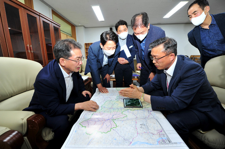 윤영대(오른쪽) 대구시 군사시설이전단장이 30일 군위군을 방문, 김진열 군위군수에게 군사시설 이전 관련 사업 내용을 설명하고 있다. (사진=군위군 제공) *재판매 및 DB 금지