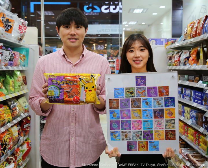 모델들이 포켓몬 김을 들고 포즈를 취하고 있다.(사진=GS25 제공) *재판매 및 DB 금지