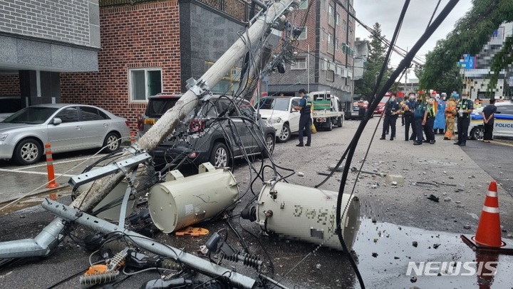 부천 원종동 주택가 전신주 2개 쓰러져…"153가구 정전" 