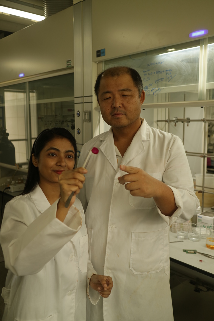 [울산=뉴시스] 구미현 기자 = 울산대 화학과 이형일 교수(사진 오른쪽)와 화학과 박사과정 리니 샤르마 씨(사진 왼쪽)가 금이 추출된 박막 필름을 들고 있다. 2022.08.31. (사진=울산대 제공) photo@newsis.com *재판매 및 DB 금지