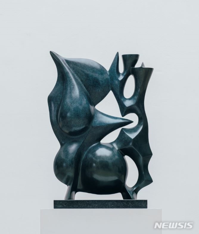 [서울=뉴시스]문신, 무제, 1990, 브론즈, 69×45×23.4cm, 숙명여자대학교 문신미술관 소장