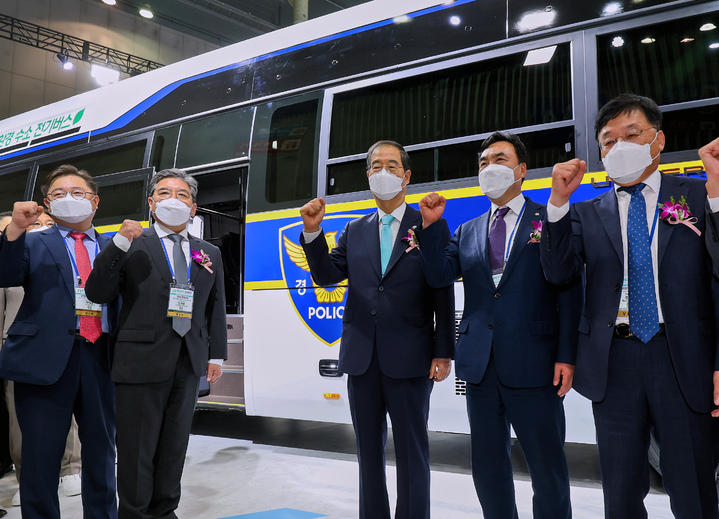 [서울=뉴시스]정윤아기자=31일 경기도 고양시 킨텍스에서 열린 ‘H2 MEET 2022’ 전시회 현대차그룹관에서 현대차 수소전기버스 경찰버스와 함께 기념 촬영을 하고 있다.&nbsp; (왼쪽부터) 박일준 산업통상자원부 제2차관, 장재훈 현대차 사장, 한덕수 국무총리, 윤관석 국회 산업통상자원중소벤처기업 위원장, 정만기 한국자동차산업협회장(사진=현대차그룹제공)&nbsp; *재판매 및 DB 금지