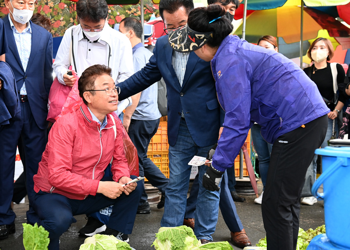 [안동=뉴시스] 이철우 경북도지사가 31일 경산공설시장에서 추석명절 장보기를 하고 있다. (사진=경북도 제공) 2022.08.31 *재판매 및 DB 금지