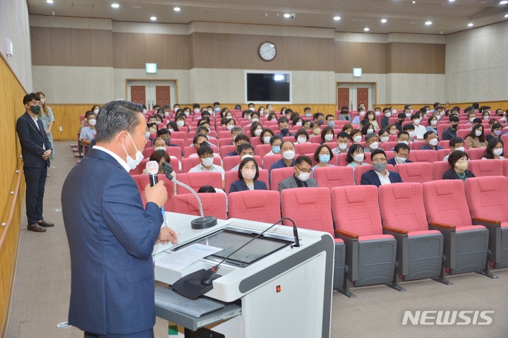 [순창=뉴시스]윤난슬 기자 = 전북 순창군은 31일 건강장수사업소 대강당에서 직원 250여 명을 대상으로 역량 강화 교육을 진행했다고 밝혔다.2022.08.31.(사진=순창군 제공)