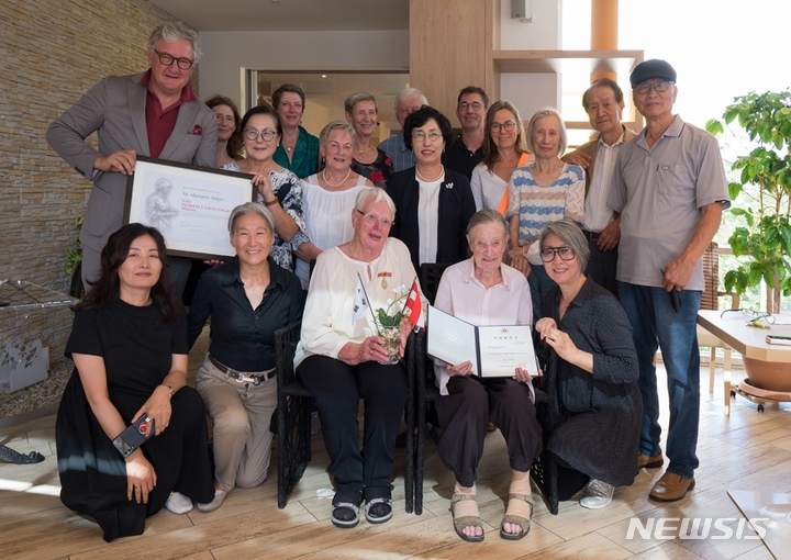 [서울=뉴시스]대한간호협회는 최근 오스트리아 비엔나 한인문화회관에서 오스트리아한인간호협회 주최로 열린 ‘파오 간호사 50주년 기념행사’에 참석해 ‘플로렌스 나이팅게일 기장’ 제48회 한국 수상자인 마리안느 스퇴거(88) 간호사에게 기장을 전달했다고 31일 밝혔다. (사진= 대한간호협회 제공) 2022.08.31