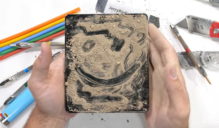  IT 전문유튜버 '제리릭에브리씽'이 갤럭시 Z 폴드4 내구성 테스트를 진행하고 있는 모습. (사진=유튜브 제리릭에브리씽 캡처) *재판매 및 DB 금지