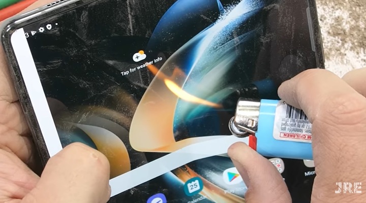  IT 전문유튜버 '제리릭에브리씽'이 갤럭시 Z 폴드4 내구성 테스트를 진행하고 있는 모습. (사진=유튜브 제리릭에브리씽 캡처) *재판매 및 DB 금지