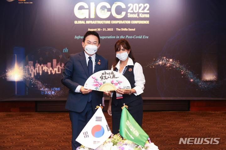 [서울=뉴시스] 원희룡, 국토교통부 장관과 마나르 알모니프, 사우디 최고투자책임자. (사진=국토교통부 제공)