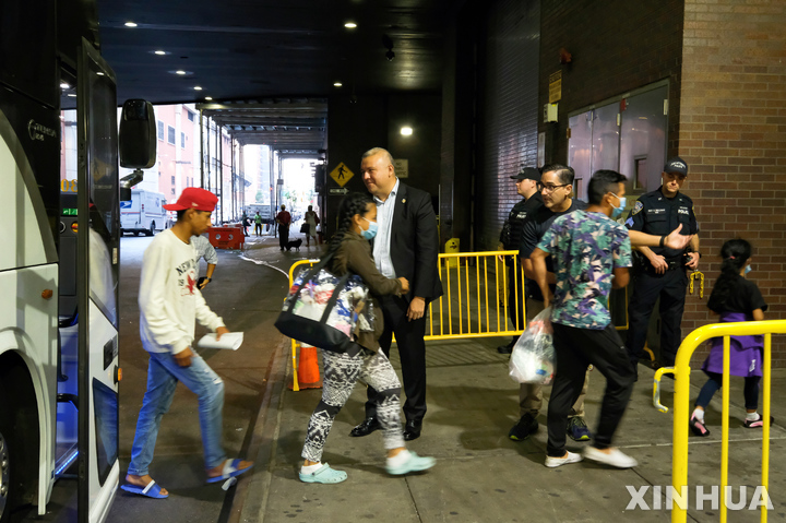 [ 뉴욕=신화/뉴시스] 텍사스 정부가 뉴욕으로 보낸 대형 이민자 버스에서 내리는 중남미 이민들. 뉴욕시는 최근 7600명이나 도착한 이민들 때문에 도시 시스템이 압박을 받고 있다며 텍사스주 그렉 애벗 주지사를 비난하고 있다. 