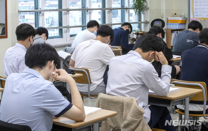 [서울=뉴시스] 사진공동취재단 = 31일 서울 용산구 용산고등학교에서 수험생들이 2023학년 대학수학능력시험 모의평가를 앞두고 자습을 하고 있다. 2022.08.31. photo@newsis.com