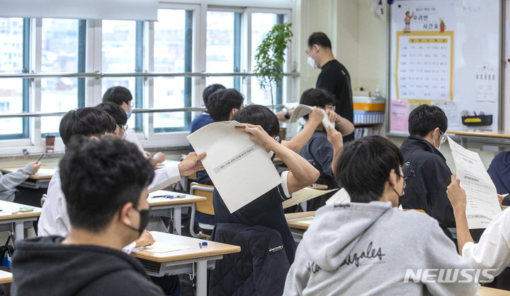 [서울=뉴시스] 사진공동취재단 = 31일 서울 용산구 용산고등학교에서 수험생들이 2023학년 대학수학능력시험 모의평가 시험지를 받고 있다. 2022.08.31. photo@newsis.com