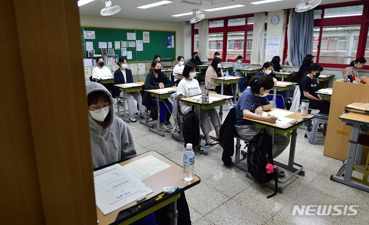 [대구=뉴시스] 이무열 기자 = 2023학년도 대학수학능력시험 9월 모의평가가 실시된 31일 오전 대구 수성구 정화여자고등학교 3학년 교실에서 수험생들이 시험 준비를 하고 있다. 2022.08.31. lmy@newsis.com