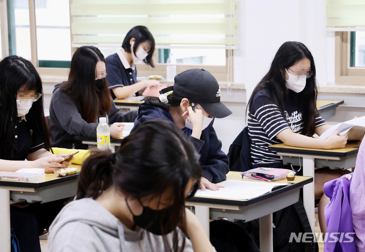 [서울=뉴시스] 사진공동취재단 = 31일 서울 영등포구 여의도여자고등학교에서 고3 수험생들이 2023학년 대학수학능력시험 모의평가를 준비하고 있다. 2022.08.31. photo@newsis.com