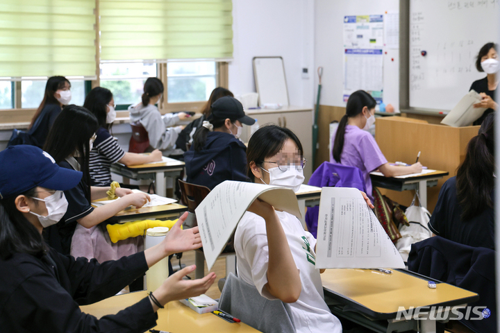 [서울=뉴시스] 사진공동취재단 = 31일 서울 영등포구 여의도여자고등학교에서 고3 수험생들이 2023학년 대학수학능력시험 모의평가 시험지를 전달하고 있다. 2022.08.31. photo@newsis.com