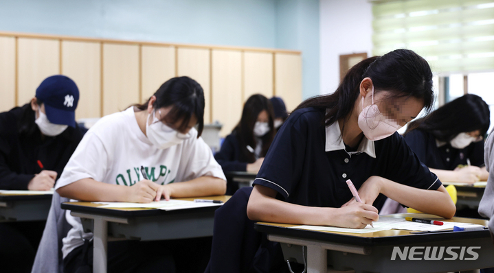 [서울=뉴시스] 사진공동취재단 = 31일 서울 영등포구 여의도여자고등학교에서 고3 수험생들이 2023학년 대학수학능력시험 모의평가를 보고 있다. 2022.08.31. photo@newsis.com