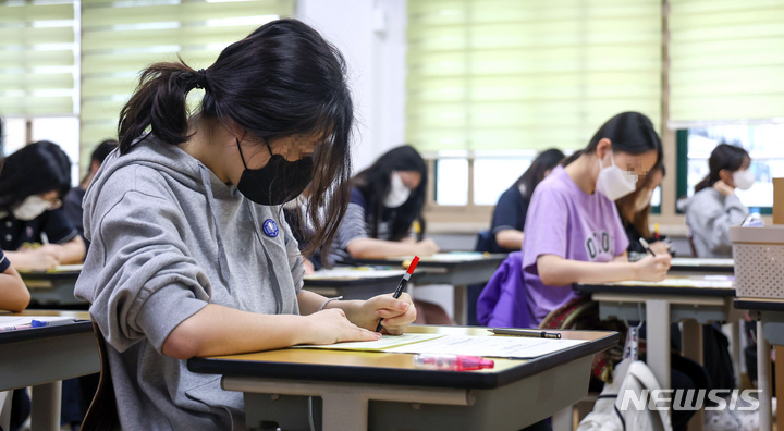 [서울=뉴시스] 사진공동취재단 = 지난달 31일 서울 영등포구 여의도여자고등학교에서 고3 수험생들이 2023학년 대학수학능력시험 모의평가를 보고 있다. 2022.09.15. photo@newsis.com