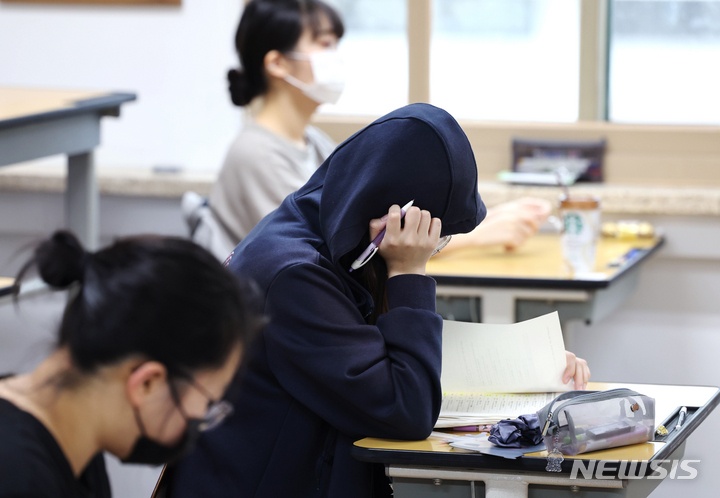 [서울=뉴시스] 사진공동취재단 = 31일 서울 영등포구 여의도여자고등학교에서 고3 수험생이 2023학년 대학수학능력시험 9월 모의평가를 준비하고 있다. 2022.08.31. photo@newsis.com