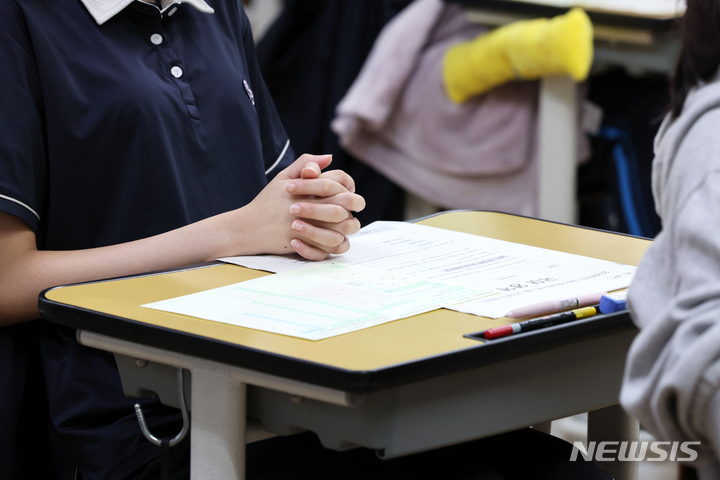 [서울=뉴시스] 사진공동취재단 = 31일 서울 영등포구 여의도여자고등학교에서 고3 수험생이 2023학년 대학수학능력시험 9월 모의평가를 볼 준비를 하고 있다. 2022.08.31. photo@newsis.com