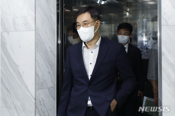 [서울=뉴시스] 최동준 기자 = 전익수 공군본부 법무실장이 지난달 31일 서울 서대문구 고(故) 이예람 중사 사망 사건 관련 의혹을 수사 중인 특검에 출석하고 있다. 2022.08.31. photocdj@newsis.com