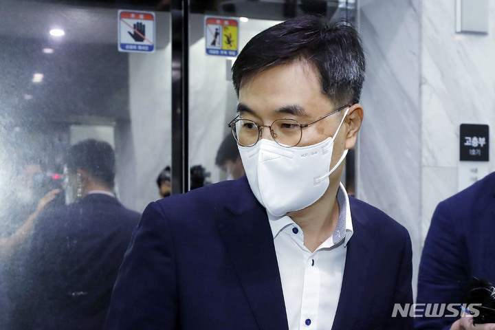 [서울=뉴시스] 최동준 기자 = 사건 초동수사 부실 의혹을 받고 있는 전익수 공군본부 법무실장이 31일 서울 서대문구 고 이예람 중사 사망 사건을 수사 중인 특검에 출석하고 있다. 2022.08.31. photocdj@newsis.com